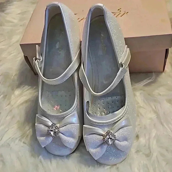Furdeour Shoes - Picture 1 of 5